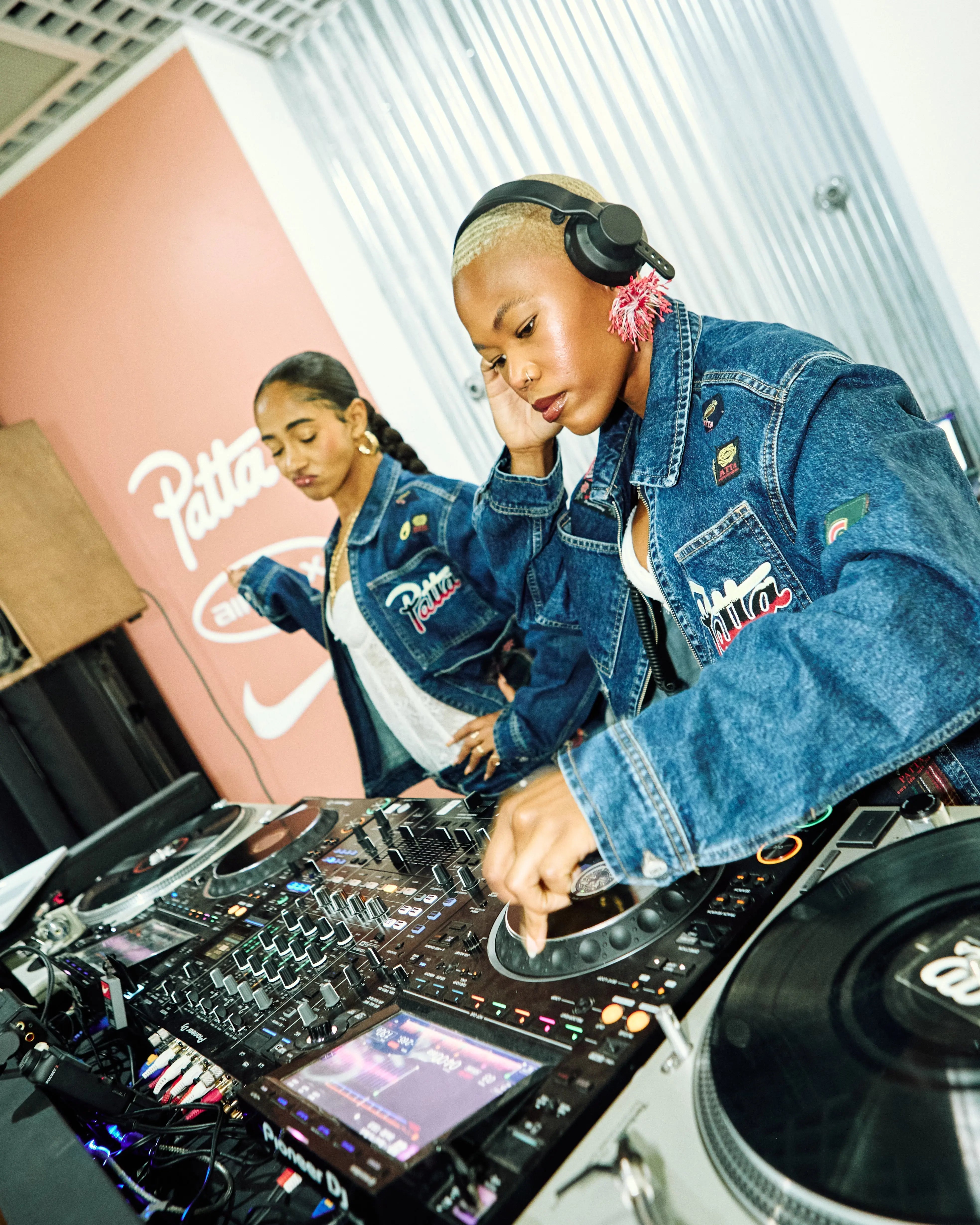 Mike, Wiki & The Alchemist - One More - Patta