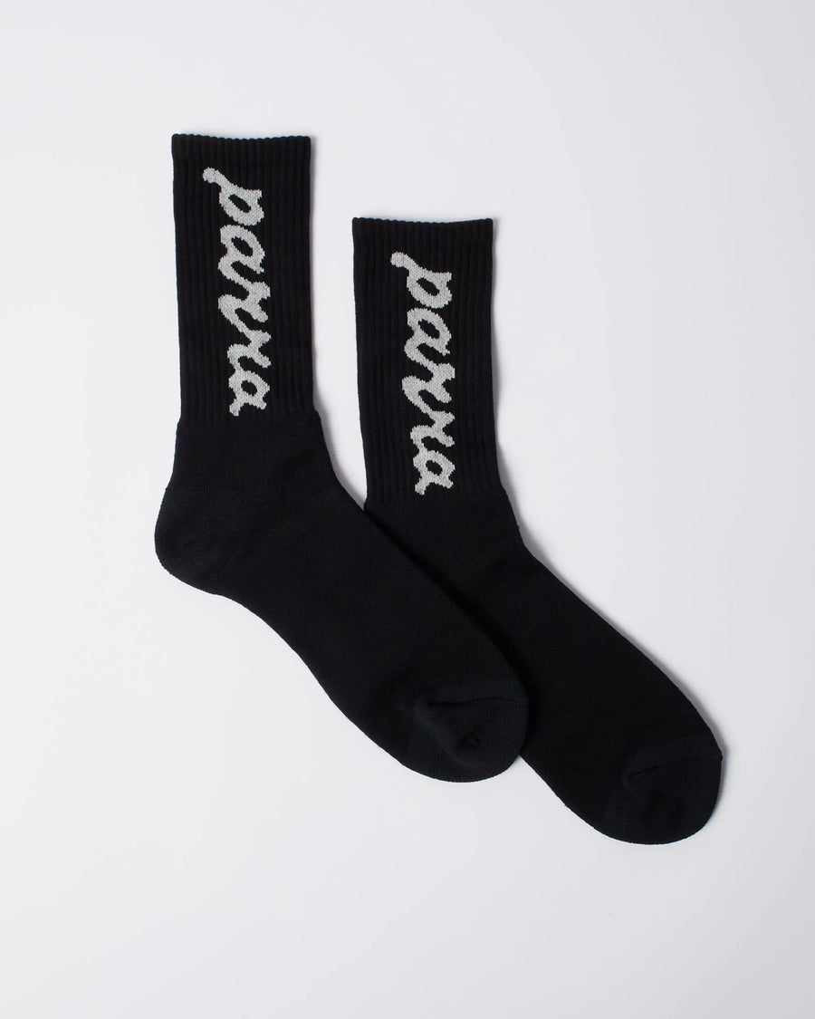 By Parra Lowercase scriptlogo crew socks (Black) By Parra
