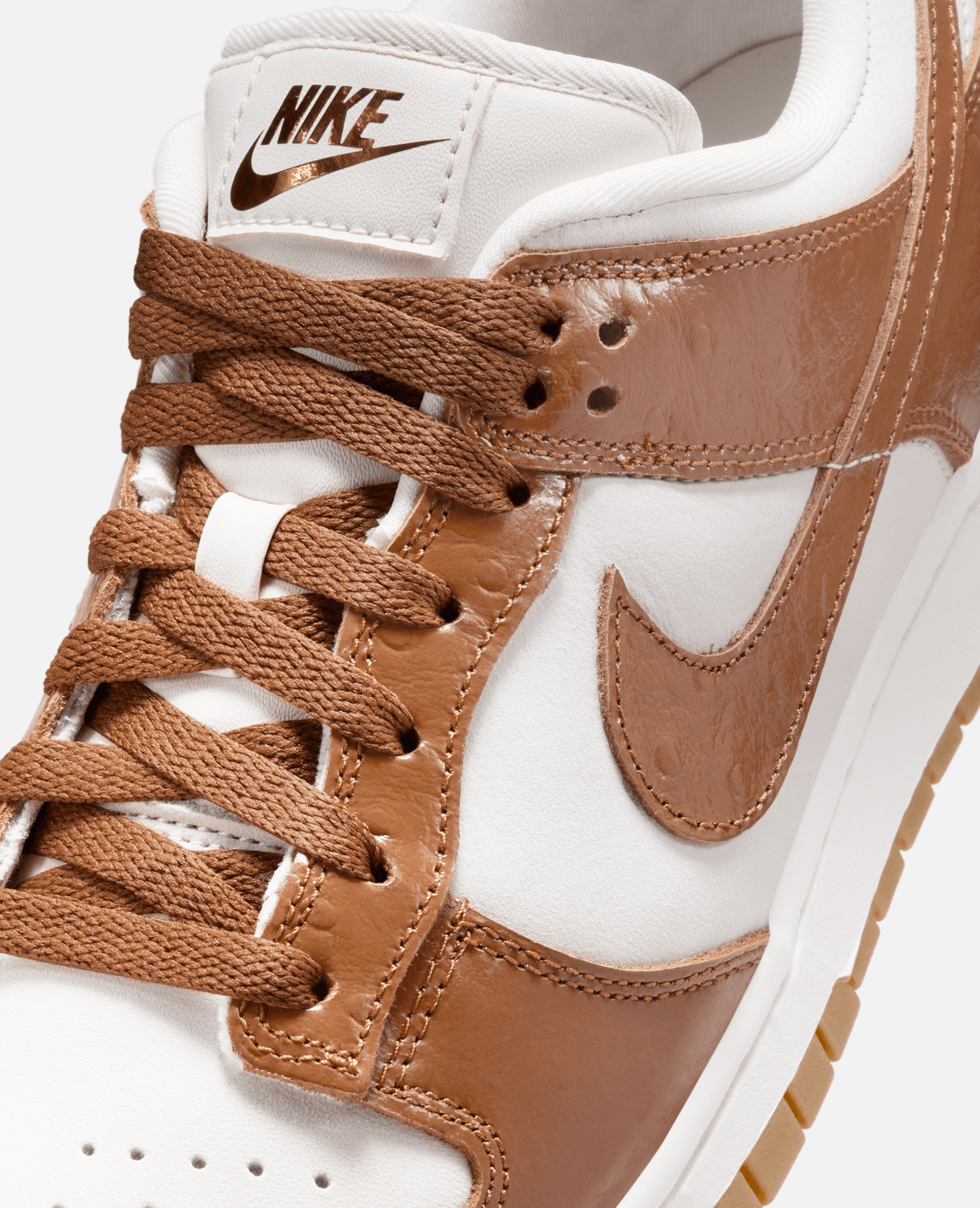 SALE爆買いNike WMNS Dunk Low Brown/Sail ダンク ブラウン 靴