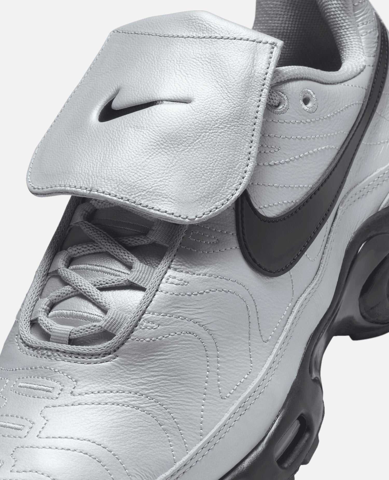 Nike Air Max Plus (Wolf Grey/Black-Metalic Silver)